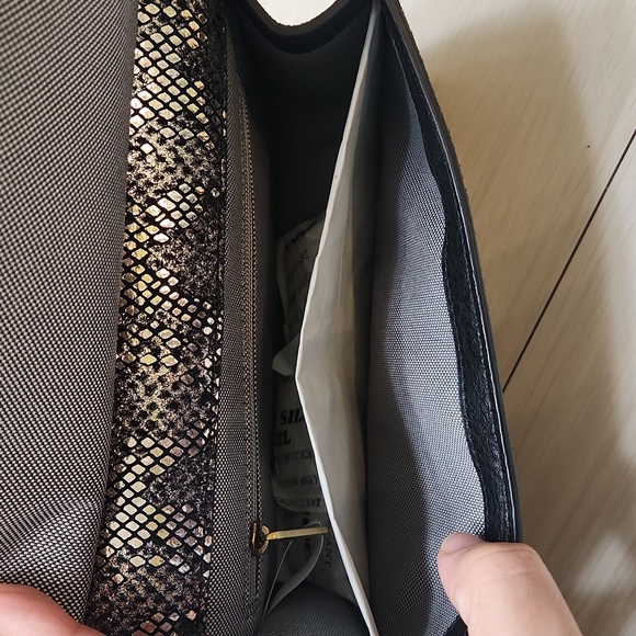 Fossil Leather Metallic Snake Print Cross Body Bag 🌟Black & Silver🌟 - Picture 5 of 13